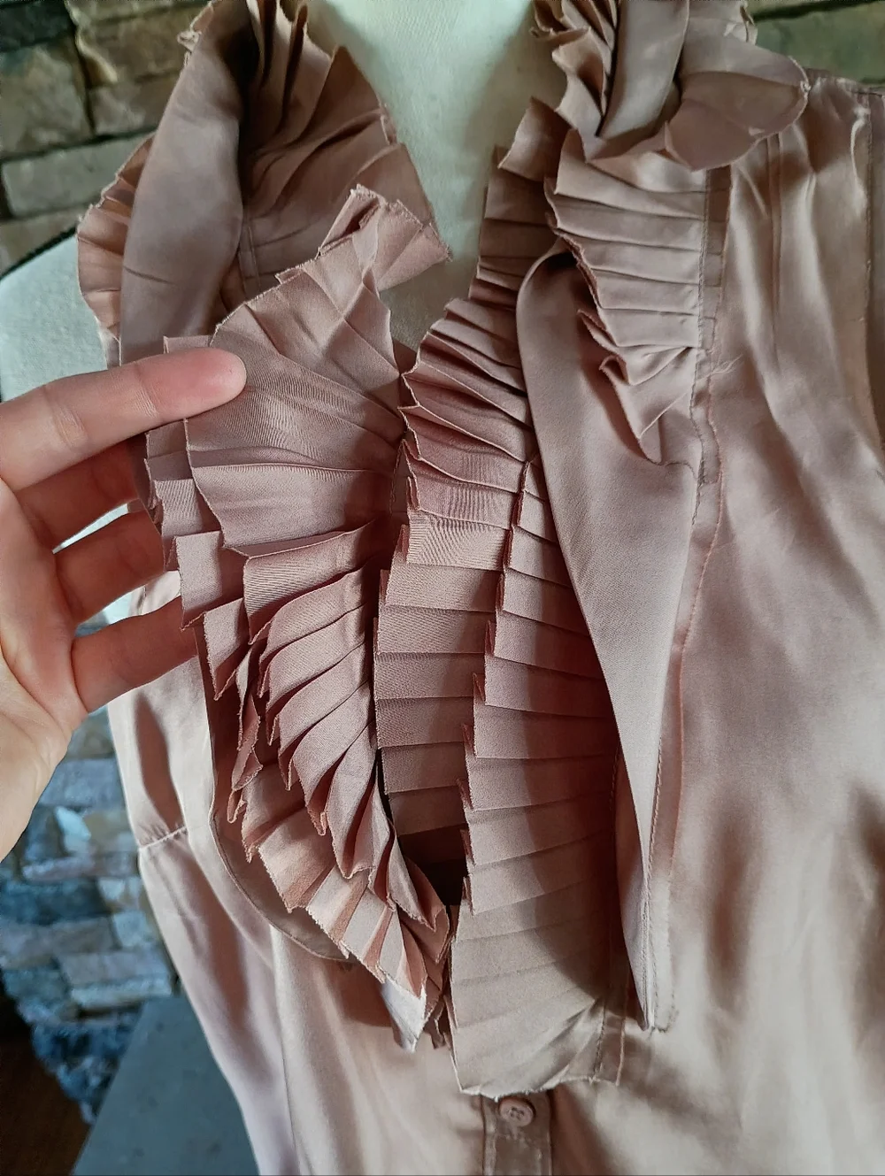 J. Crew 100% Silk Beige Tan Pink Mauve Ruffled Button Sleeveless Top Size 6 - Picture 8 of 16